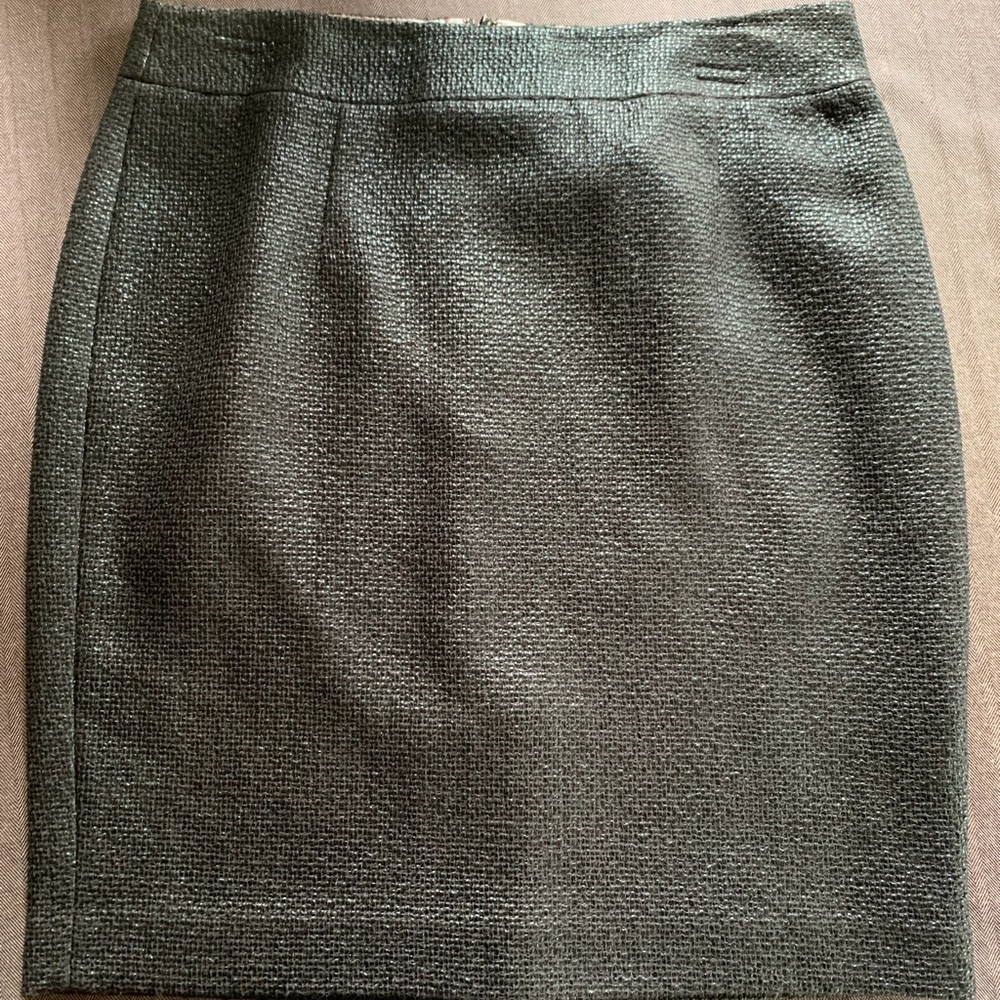 New Women’s Banana Republic Straight Skirt in Black size 12.
